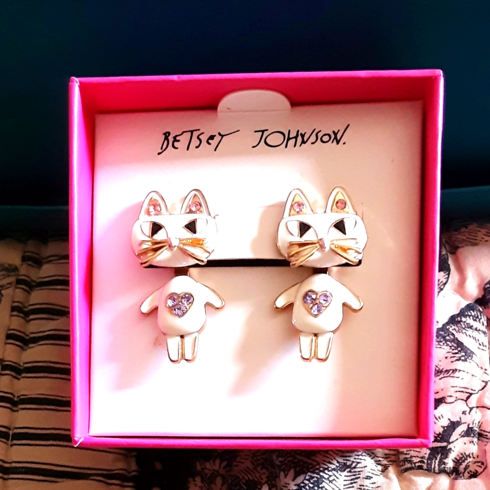 Betsey Johnson Unique Cat Earrings 🐈